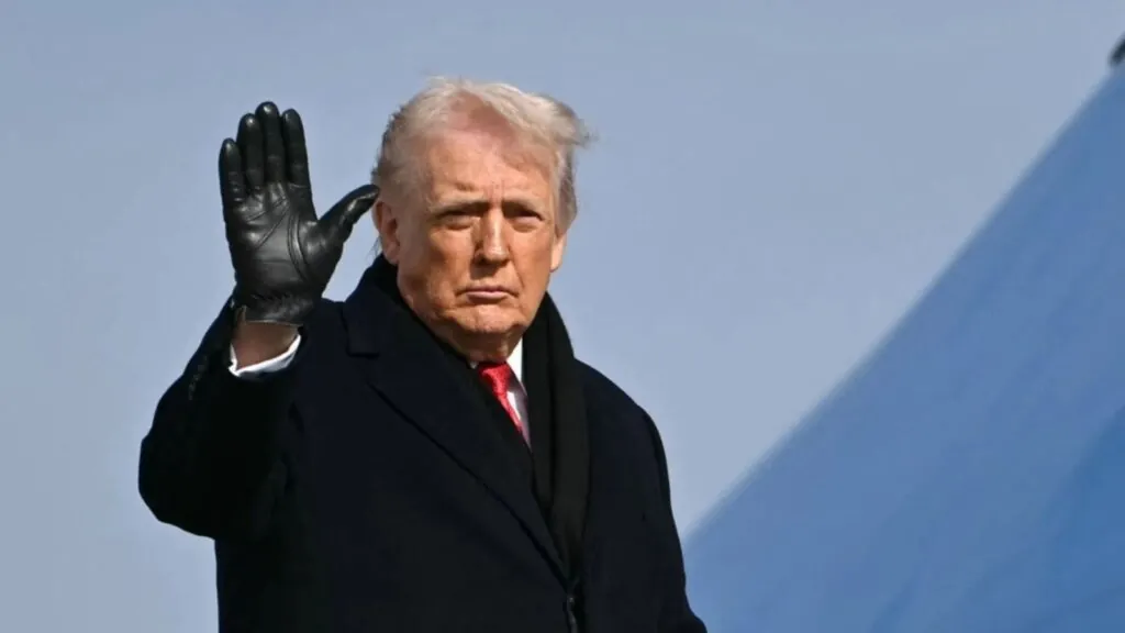 Judge blocks Trump’s latest attempt to restrict birthright citizenship in the United States Trump wearing a brand-new suit with black gloves while waving to the crowd