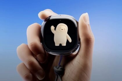 The new Muse character waving from the screen at everyone present