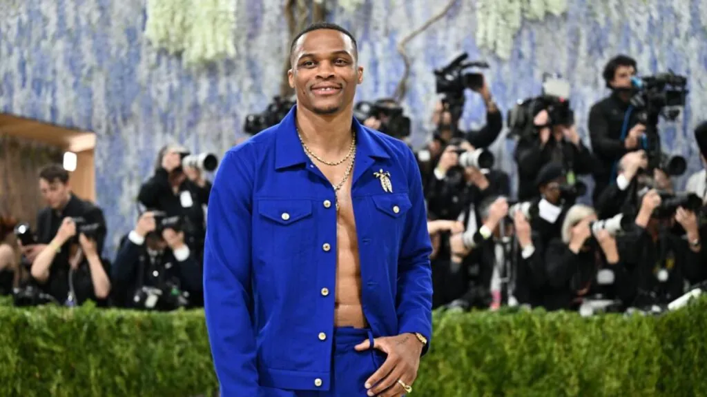 Russell posing for the cameras in a blue outfit at the Met Gala