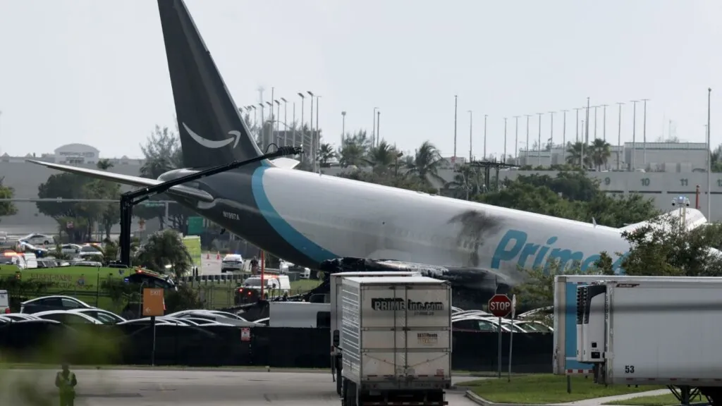 Tragedy in Miami! Amazon cargo plane leaves runway and bursts into flames An Amazon plane crashed after suffering a major accident
