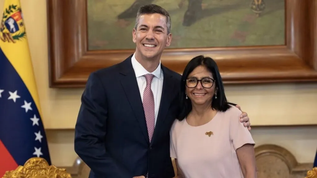 Venezuela and Paraguay take first step toward restoring diplomatic relations The two South American presidents embracing as they pose for cameras after a long-awaited meeting