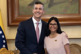 Venezuela and Paraguay take first step toward restoring diplomatic relations The two South American presidents embracing as they pose for cameras after a long-awaited meeting